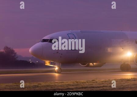 ASL Airlines Boeing 737 nach der Landung am Flughafen London Southend mit Amazon Fracht, sehr früh am Morgen. Ankunft im Morgengrauen. Rollen auf der Landebahn Stockfoto