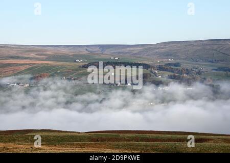 Middleton-in-Teesdale, County Durham, Großbritannien. November 2020. Wetter in Großbritannien. Dichter Nebel, der durch eine Temperaturinversion erzeugt wird, füllt das Tees Valley mit Wolken in der Nähe von Middleton-in-Teesdale an diesem Morgen. Kredit: David Forster/Alamy Live Nachrichten Stockfoto