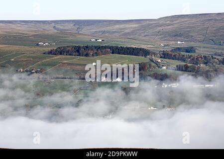 Middleton-in-Teesdale, County Durham, Großbritannien. November 2020. Wetter in Großbritannien. Dichter Nebel, der durch eine Temperaturinversion erzeugt wird, füllt das Tees Valley mit Wolken in der Nähe von Middleton-in-Teesdale an diesem Morgen. Kredit: David Forster/Alamy Live Nachrichten Stockfoto