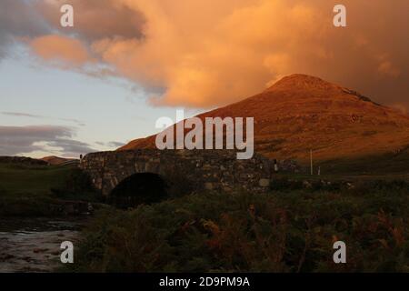 Loch Na Keal, Isle of Mull, Schottland. Road Bridge über den Scarisdale River, mit Sonnenuntergang am Ben More, einem Munro Mountain. Stockfoto