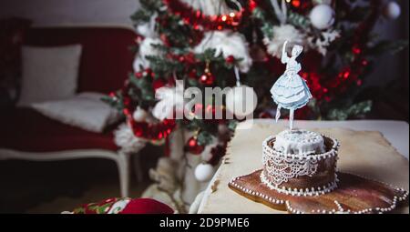 Schöne weibliche Balletttänzerin auf einer Musikbox aus Lebkuchen mit abstraktem Bokeh Hintergrund Stockfoto