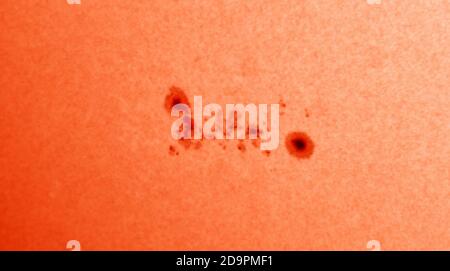 London, Großbritannien. November 2020. Massiver und komplexer Sonnenfleck AR2781 entwickelt sich auf der Sonnenoberfläche, Teil des neuen Sonnenzyklus 25 und eine potenzielle Quelle von Sonneneruptionen, die die Erde beeinflussen, während sie sich in den nächsten Tagen dem Planeten gegenüber bewegt. Quelle: Malcolm Park/Alamy Live News. Stockfoto