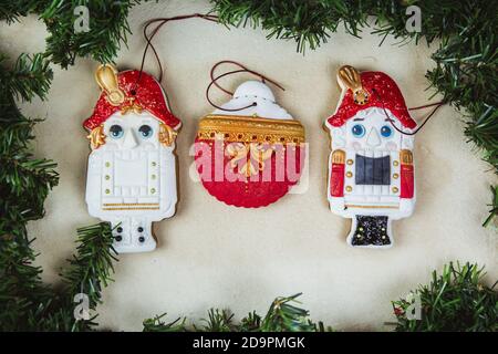 Handbemalter Weihnachts Lebkuchen Nussknacker auf einem schönen beigen Hintergrund. Kartenkonzept. Draufsicht. Flach liegend. Speicherplatz kopieren. Stockfoto