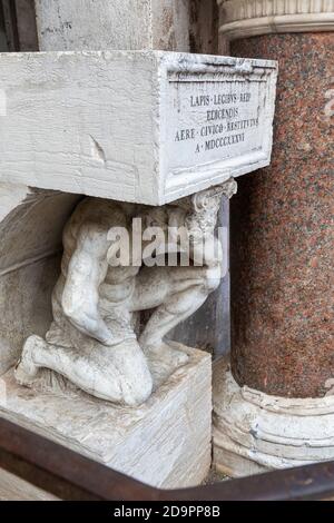 Il Gobbo di Rialto (der Hunchback der Rialto) Statue, San Giacomo, San Polo, Venedig, Italien Stockfoto