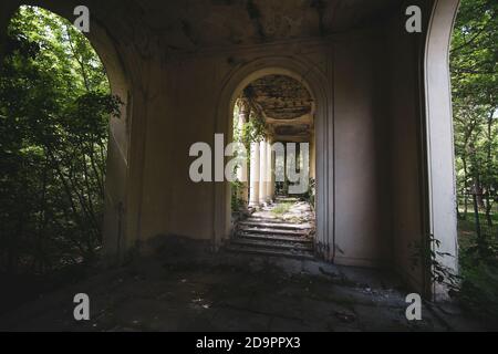 Details aus der verlassenen und zerstörten Ruine eines Theaters. Stockfoto