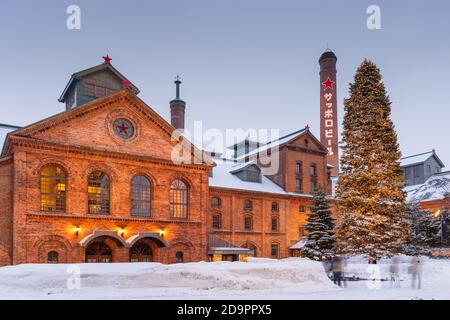 SAPPORO, JAPAN - 17. FEBRUAR 2017: Sapporo Beer Museum in der Abenddämmerung im Winter. Das Gebäude wurde erstmals 1876 als Kaitakushi Brauerei eröffnet. Stockfoto