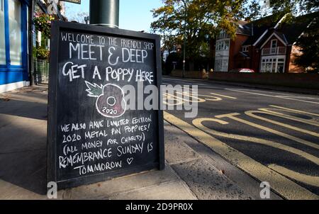 London, Großbritannien. 7. November 2020 Gedenktag Mohn Verkaufsschild. Meet and Deep Zeitungskiosk, Twickenham Andrew Fosker / Alamy Live News Stockfoto