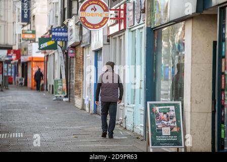 Brighton, Großbritannien. November 2020. Brighton, 7. November 2020: Eine normalerweise geschäftige und geschäftige Haupteinkaufsstraße in Brighton, Western Road, ist am ersten Wochenende der zweiten Sperre fast menschenleer. Kredit: Andrew Hasson/Alamy Live Nachrichten Stockfoto