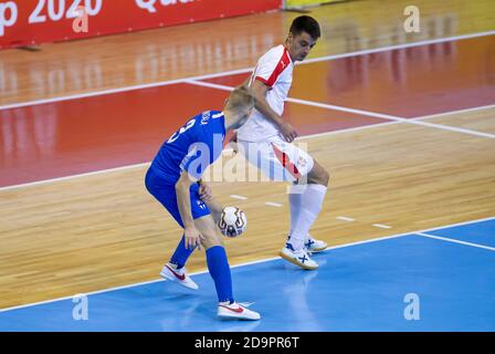 KRAGUJEVAC, SERBIEN - 6. NOVEMBER: Während des FIFA Futsal World Cup 2021 Play-Off-Spiels zwischen Serbien und Finnland in der Sporthalle Jezero am 6. November 2020 in Kragujevac, Serbien. (Foto von Nikola Krstic/MB Media/Getty Images) Stockfoto