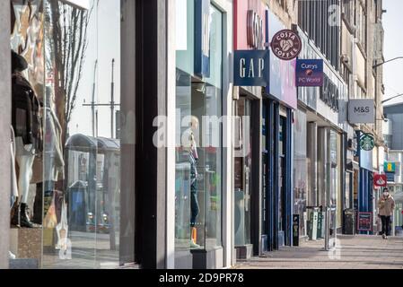 Brighton, Großbritannien. November 2020. Brighton, 7. November 2020: Eine normalerweise geschäftige und geschäftige Haupteinkaufsstraße in Brighton, Western Road, ist am ersten Wochenende der zweiten Sperre fast menschenleer. Kredit: Andrew Hasson/Alamy Live Nachrichten Stockfoto