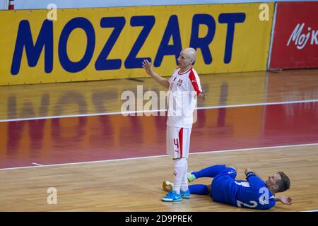 KRAGUJEVAC, SERBIEN - 6. NOVEMBER: Während des FIFA Futsal World Cup 2021 Play-Off-Spiels zwischen Serbien und Finnland in der Sporthalle Jezero am 6. November 2020 in Kragujevac, Serbien. (Foto von Nikola Krstic/MB Media/Getty Images) Stockfoto