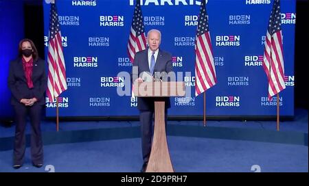 In diesem Bild aus dem Video-Feed der Biden-Kampagne kommt der ehemalige US-Vizepräsident Joe Biden, der 2020 für den Präsidenten der USA nominierte Demokratische Partei, zu den Wahlen vom Chase Center in Wilmington, Delaware, am Freitag, den 6. November 2020. Links ist Senator Kamala Harris (Demokrat von Kalifornien), der 2020 für den Vizepräsidenten der USA nominierte Kandidat der Demokratischen Partei. Quelle: Biden-Kampagne über CNP /MediaPunch Stockfoto