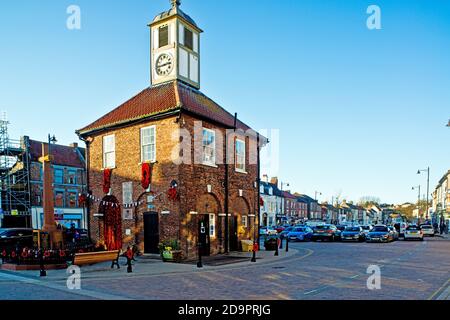 Mohnblumen drapierten über dem Rathaus, Yarm on Tees, England Stockfoto