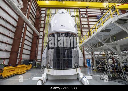 Hawthorne, Kalifornien. November 2020. Die Raumsonde SpaceX Crew Dragon für die NASA-Mission SpaceX Crew-1 kam am 5. November 2020 im Launch Complex 39A des Kennedy Space Centers an, nachdem sie die Wanderung von ihrer Verarbeitungsanlage in der nahe gelegenen Cape Canaveral Air Force Station in Florida gemacht hatte. Der Missionsspezialist Shannon Walker, Pilot Victor Glover und Kommandant der Crew Dragon Michael Hopkins, alle NASA-Astronauten und der Missionsspezialist Soichi Noguchi von der Japan Aerospace Exploration Agency (JAXA) zielen am 14. November um 19:49 Uhr EST auf den Start vom Launch Complex 39A zur International Stockfoto