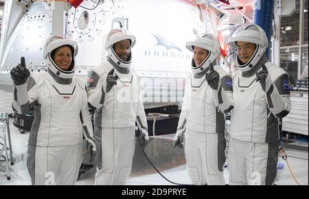 Hawthorne, Kalifornien. November 2020. Die Astronauten der NASA SpaceX Crew-1 nehmen am 24. September 2020 am SpaceX-Hauptsitz in Hawthorne, Kalifornien, an den Grenzflächentests der Crew-Ausrüstung Teil. Von links: Missionsspezialist Shannon Walker, Pilot Victor Glover und Kommandant der Crew Dragon Michael Hopkins, alle NASA-Astronauten und Missionsspezialist Soichi Noguchi, Astronaut der Japan Aerospace Exploration Agency (JAXA). Die SpaceX Crew-1-Mission der NASA ist der erste Rundflug einer US-amerikanischen Raumsonde mit Astronauten zur Internationalen Raumstation. Die Crew-1-Mission ist nach la geplant Stockfoto