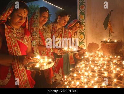 Indische Frauen tragen traditionelle Kleidung und Vorbereitung Licht Öllampen anlässlich des Diwali Festival (Lighting Festival) in Beawar, Rajasthan. Stockfoto