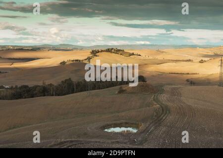 Toskana, Val d'Arbia, Italien. 12. Oktober 2020: Typisch toskanisch landscapes.in das Abendlicht Stockfoto