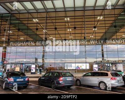 Schönefeld, Deutschland - 1. November 2020 - Parkplatz vor Terminal 1 am Flughafen Berlin Brandenburg Willy Stockfoto