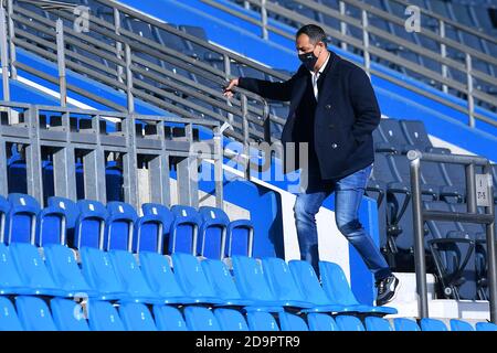 Bochum, Deutschland. November 2020. Fußball: 2. Bundesliga, VfL Bochum - SpVgg Greuther Fürth, 7. Spieltag. Rachid Azzouzi, Sportdirektor von Greuther Fürth, spaziert vor dem Spiel über die Tribünen. Quelle: Guido Kirchner/dpa - WICHTIGER HINWEIS: Gemäß den Bestimmungen der DFL Deutsche Fußball Liga und des DFB Deutscher Fußball-Bund ist es untersagt, im Stadion und/oder aus dem Spiel aufgenommene Aufnahmen in Form von Sequenzbildern und/oder videoähnlichen Fotoserien zu nutzen oder auszunutzen./dpa/Alamy Live News Stockfoto