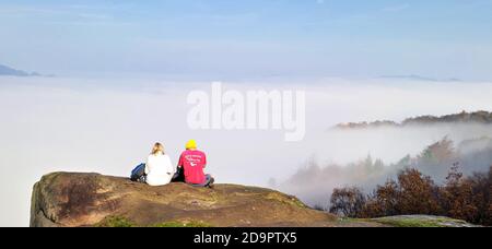 Wanderer genießen die Aussicht auf Black Rocks, Wirksworth, Derbyshire UK Stockfoto