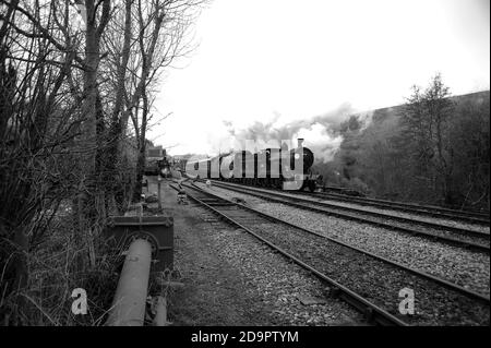 '30053' sitzt im Warenhof von Corfe Castle als '30120' und 'Manston' Doppelkopf durch den Bahnhof. Stockfoto