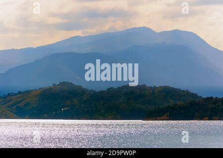 Sonnenlicht, das von Wasserwellen reflektiert wird, um Sonne am Umiam See, auch bekannt als Barapani See, am Stadtrand von Shillong, Meghalaya, Indien, glitzern zu lassen. Stockfoto