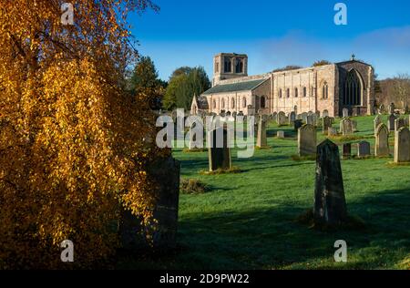 St Cuthberts Church, Norham an der schottischen Grenze wurde diese normannische Kirche von Robert the Bruce in seinen Belagerungen von Norham Castle, Northumberland, befestigt Stockfoto