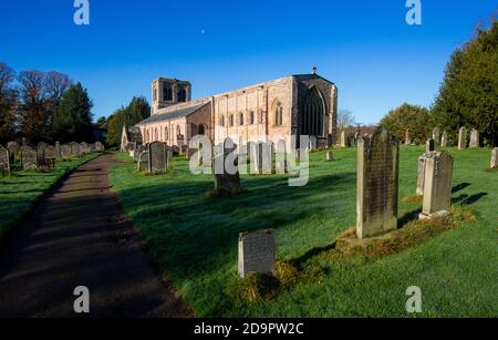 St Cuthberts Church, Norham an der schottischen Grenze wurde diese normannische Kirche von Robert the Bruce in seinen Belagerungen von Norham Castle, Northumberland, befestigt Stockfoto