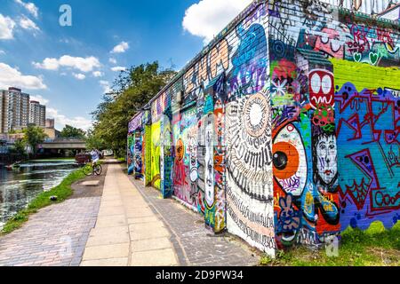 Wandmalereien und Street Art entlang des Hertford Union Canal im Osten Londons, Großbritannien Stockfoto