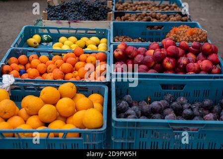 Buntes Obst und Gemüse auf einem offenen Markt Stockfoto