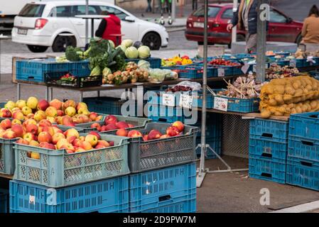 Buntes Obst und Gemüse auf einem offenen Markt Stockfoto