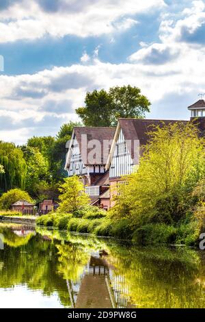 Außenansicht des Restaurants Navigation Harvester mit britischer Küche und Blick auf den Lee Navigation Canal, Enfield, London, Großbritannien Stockfoto