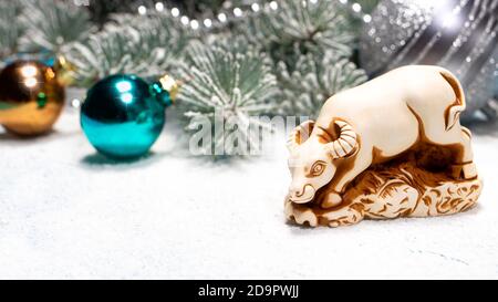 Neujahrs Layout Schneeflocke, schneebedeckten Weihnachtsbaum Zweig und Spielzeug Dekoration. 2021 Neujahr. Stockfoto