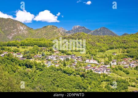 Idyllisches Dorf in den Dolomiten Alpen oberhalb des Gardasees, Lombardei Region von Italien Stockfoto