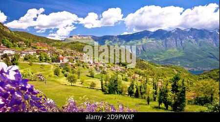 Idyllisches Dorf Vesio in den Dolomiten Alpen oberhalb von Limone sul Garda, Lombardei Region von Italien Stockfoto