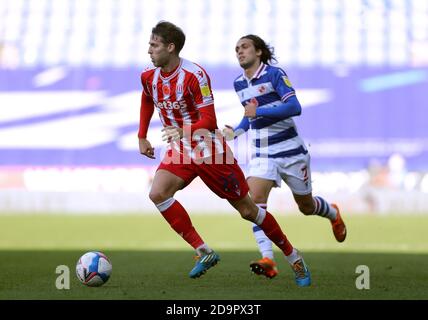 Nick Powell von Stoke City (links) und Tomas Esteves von Reading kämpfen während des Sky Bet Championship-Spiels im Madejski Stadium, Reading, um den Ball. Stockfoto