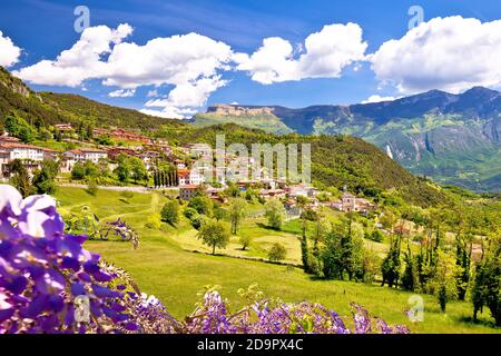 Idyllisches Dorf Vesio in den Dolomiten Alpen oberhalb von Limone sul Garda, Lombardei Region von Italien Stockfoto