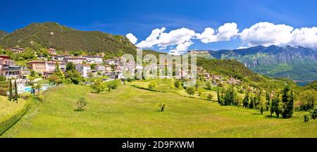 Idyllisches Dorf Vesio in den Dolomiten Alpen oberhalb von Limone sul Garda, Lombardei Region von Italien Stockfoto