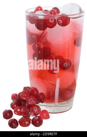 Cocktail mit Preiselbeersaft und Eiswürfeln isoliert auf weißem Hintergrund. Stockfoto