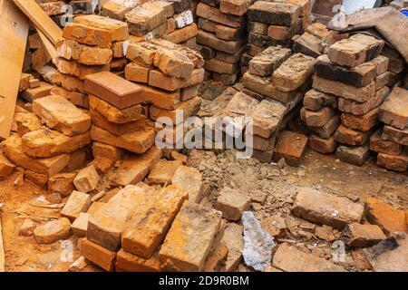 Stapel von Ziegel, roter Ziegel für den Bau von Häusern. Viele gebrauchte Mauerziegel auf einem Haufen gelegt Stockfoto