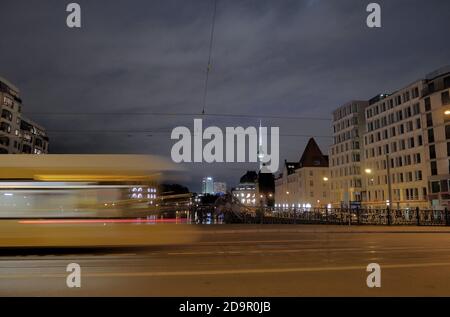 Berlin, Deutschland. November 2020. Nachts fährt eine Straßenbahn über die Weidendammer-Brücke. © VON XAMAX Credit: XAMAX/dpa/Alamy Live News Stockfoto