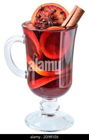 Glühwein in einem Glaskelch isoliert auf weißem Hintergrund. Stockfoto