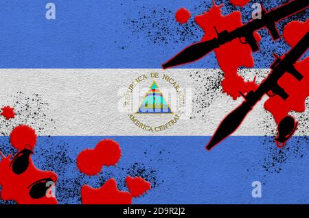Nicaragua Flagge und Raketenwerfer mit Granaten im Blut. Konzept für Terrorangriffe und militärische Operationen. Waffenhandel Stockfoto