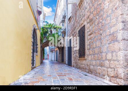 Mittelalterliche schmale Straße in der Altstadt von Budva, Montenegro Stockfoto