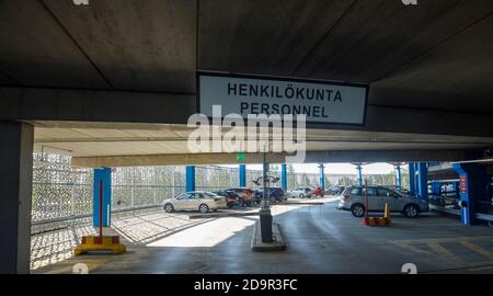 Personal nur Parkplatz und Schild in mehrstöckigen europäischen Krankenhaus Parkhaus. Eintritt durch Boom , Finnland eingeschränkt Stockfoto