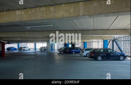 Autos in mehrstöckigen europäischen Krankenhaus Parkhaus, Finnland Stockfoto