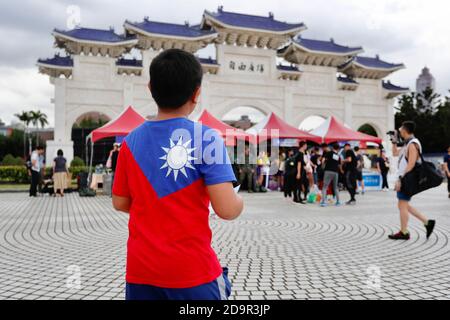 Taipeh, Taiwan. November 2020. Ein Kind, das ein Hemd trägt, das mit Taiwans Nationalflagge bedruckt ist, kommt am 8. November 2020 während einer Veranstaltung vorbei, die patriotische Bildung fördert und neue Mitglieder für militärische Organisationen und Institute rekrutiert.(Ceng Shou Yi/ Credit: SIPA USA/Alamy Live News Stockfoto