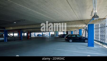 Autos in mehrstöckigen europäischen Krankenhaus Parkhaus, Finnland Stockfoto