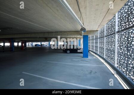 Autos in mehrstöckigen europäischen Krankenhaus Parkhaus, Finnland Stockfoto