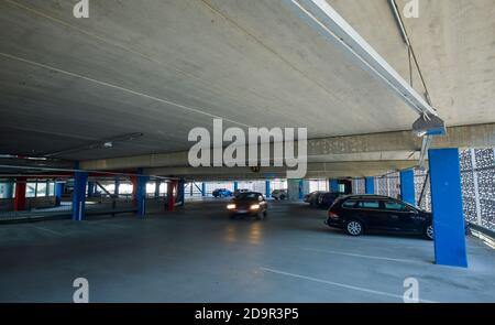 Autos in mehrstöckigen europäischen Krankenhaus Parkhaus, Finnland Stockfoto